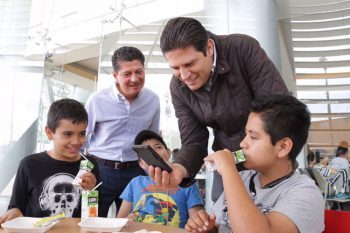 Alfonso-Martinez-con-niños