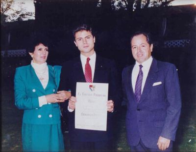 Enrique Peña con su título de licenciatura