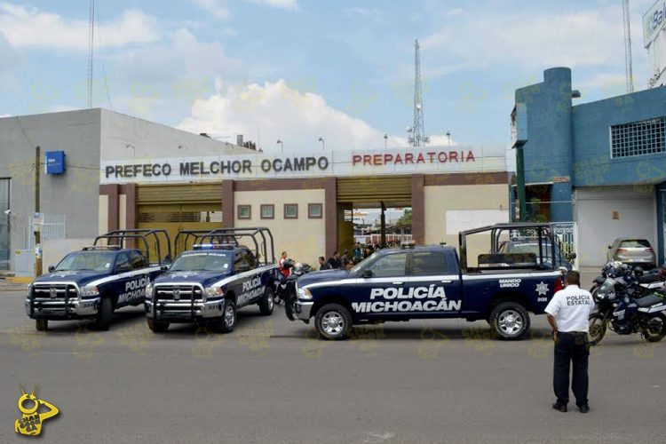 STAFF/@michangoonga Una amenaza de bomba se registró la tarde de este martes en las instalaciones de la Preparatoria Federal por Cooperación “Melchor Ocampo” (Prefeco), ubicada sobre el Libramiento Revolución, en la zona del distribuidor vial de la salida a Charo, situación que por fortuna no pasó a mayores y únicamente quedó en un susto. Los elementos del Agrupamiento Motorizado de la Secretaría de Seguridad Pública (SSP) se movilizaron de forma inmediata a la citada institución, la cual está situada en el fraccionamiento Lázaro Cárdenas, al oriente de esta urbe, donde junto con el K9 (canes adiestrados para la búsqueda de drogas y explosivos) de la SSP hicieron una inspección. Los alumnos fueron evacuados de sus salones y se quedaron en las canchas de la escuela al igual que lo hicieron los trabajadores del lugar. En tanto, los policías y sus perros se dedicaron a revisar todos y cada uno de los rincones de la Prefeco. Al cabo de aproximadamente dos horas y al cerciorarse de que no existía ningún peligro el escenario fue de alivio para los estudiantes y los empleados del recinto educativo, quienes regresaron a sus actividades normales sin que hubiera ningún otro inconveniente.