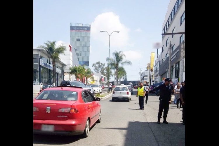 Granadero-Se-Le-Cae-Granada-De-Gas-Lacrimógeno-2