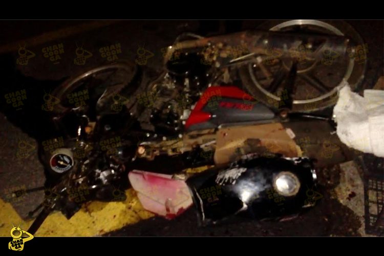 Moto-Choca-Contra-Un-Auto-Y-Es-Abandonada-Por-Su-Piloto