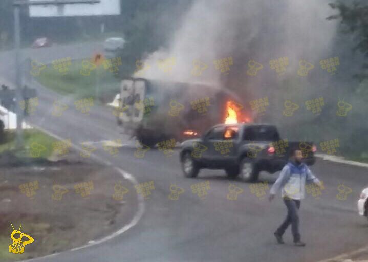 NORMALISTAS incendian unidades de empresarios en Michoacán