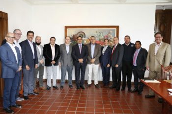 STAFF/@michangoonga En Michoacán inicia la ruta para la producción sustentable de aguacate, en que la productividad no afecte el entorno natural de nuestras regiones, estableció el Gobernador Constitucional Silvano Aureoles Conejo, al reunirse con integrantes de la Mesa Directiva de la Asociación de Productores y Empacadores Exportadores de Aguacate de Michoacán (APEAM), presidida por Adrián Iturbide Mejía, para delimitar las acciones conjuntas a fin de frenar el cambio de uso de suelo para la introducción de huertas de este fruto en zonas no favorables. Con la firme decisión de que la producción de aguacate, que coloca a Michoacán como el principal exportador mundial de este fruto, no afecte al medio ambiente, el mandatario estatal convocó a los productores a fin de escuchar sus inquietudes y también hacerles saber de la urgencia de implementar medidas que permitan detener el cambio climático que, en un futuro próximo, tendrá serias consecuencias para la población. El Gobernador y los aguacateros establecieron una agenda en la que de manera permanente, se tendrán reuniones regionales para dar seguimiento a este tema; además, se acordaron dos puntos: constituir un Consejo Interdisciplinario donde participen instituciones de investigación de la Universidad Michoacana de San Nicolás de Hidalgo, Universidad Nacional Autónoma de México, y la Universidad de Chapingo, para realizar un estudio donde se delimite cuáles son las fronteras agrícolas, es decir, hasta donde está permitido el establecimiento del cultivo del aguacate y a partir de ahí respetar las áreas donde no es factible hacer cambio de uso de suelo. Así como crear Mesas de Seguridad Ambiental por regiones, que trabajen en la vigilancia y prevención de delitos ambientales como el cambio de uso de suelo. La primera de estas Mesas se fundará en Uruapan con la participación directa de los productores e instituciones de seguridad. La intención, reiteró Aureoles Conejo, es lograr una producción sustentable del aguacate, donde se respeten los recursos naturales y se detenga el avance de frontera agrícola en zonas que no son propias para este tipo de producción. De igual manera, el titular del Ejecutivo, acompañado de los secretarios de Medio Ambiente, Recursos Naturales y Cambio Climático, Ricardo Luna García; de Seguridad Pública, José Antonio Bernal Bustamante, y del procurador general de Justicia del estado, José Martín Godoy Castro, externó a los productores su disposición a mantener un diálogo abierto y respetuoso, para de manera conjunta avanzar en este tema que es prioritario en la agenda ambiental del Gobierno del Estado.