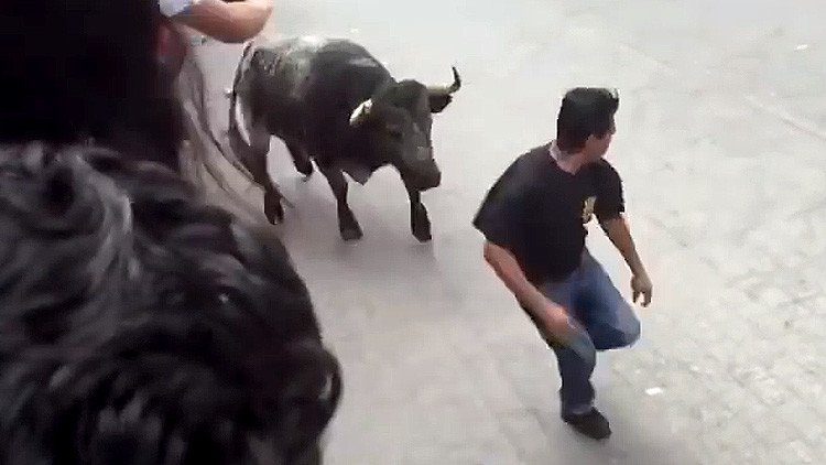 Toro embiste a Joven en Huamantla