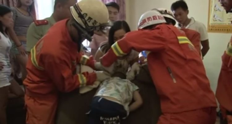 cabeza de un niño se atora en un sillón
