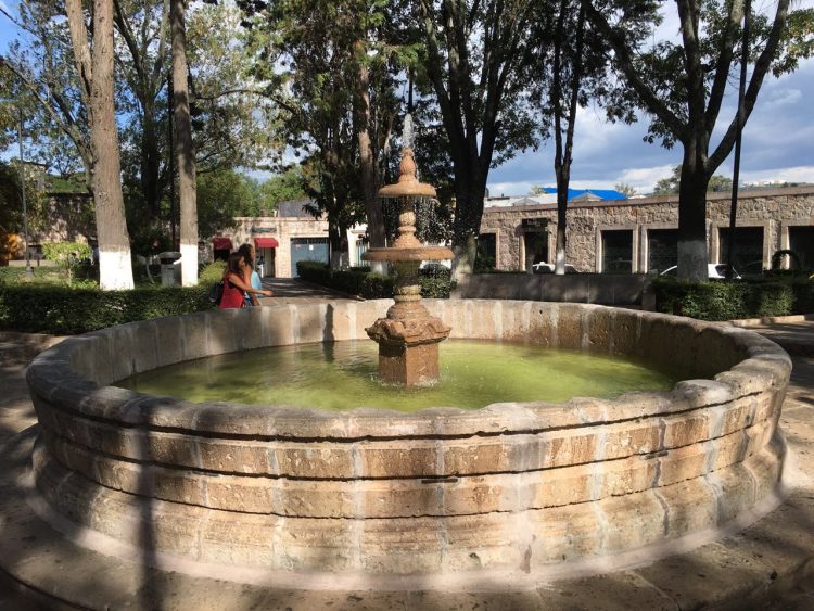 fuente y jardín de los héroes del 47