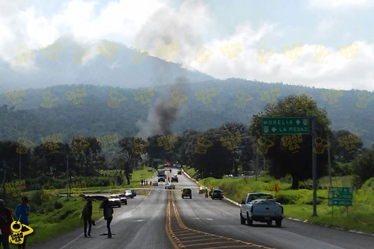incendio-normalistas-carretera-Purepero-Zacapu