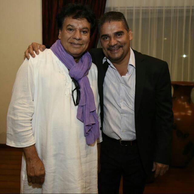 Juan Gabriel junto al alcalde de Páracuaro 