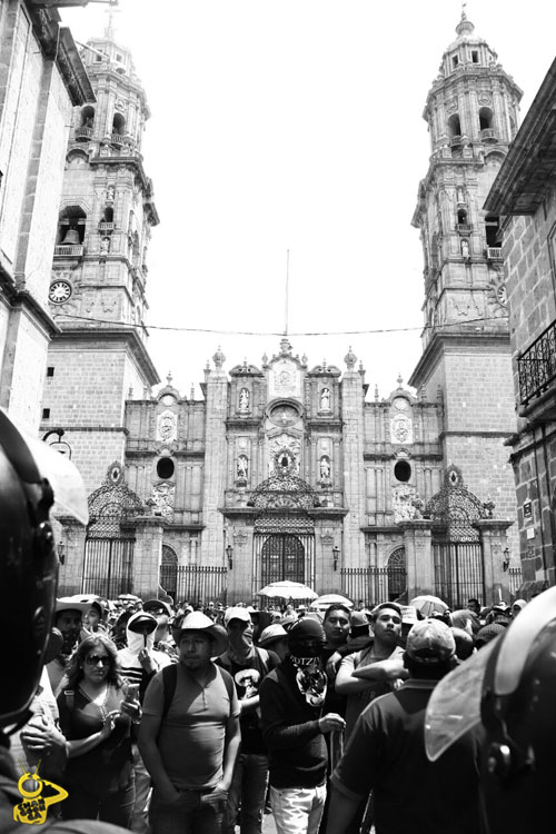 manifestacion-Catedral-Morelia-normalistas-encapuchados