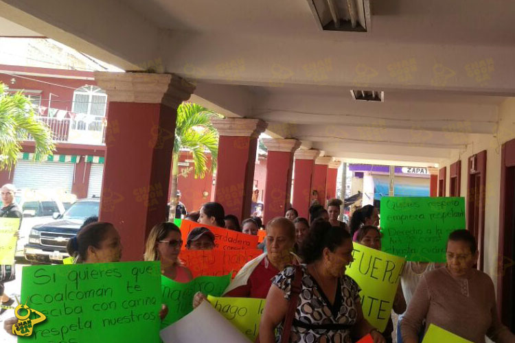 manifestacion-madres-de-familia-Coalcoman-CNTE