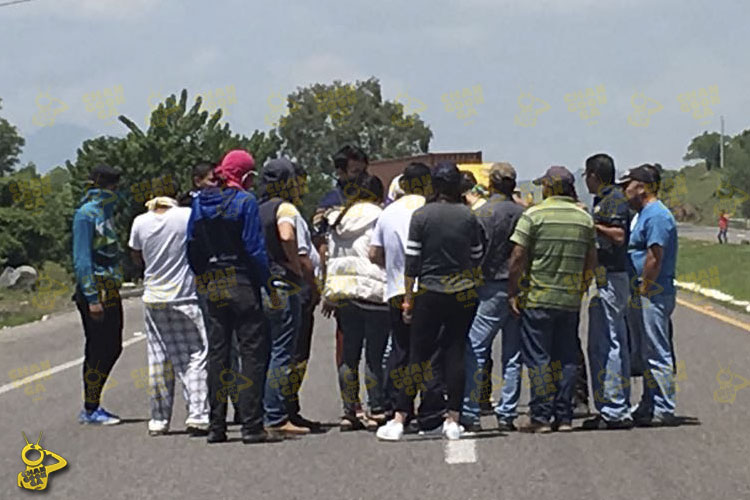 normalistas-bloqueo-Morelia-Patzcuaro