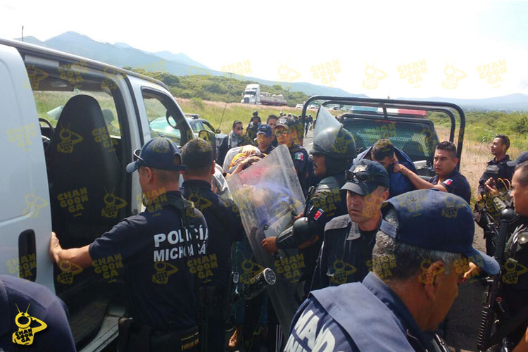 normalistas-detenidos-autopista-Occidente-Michoacan