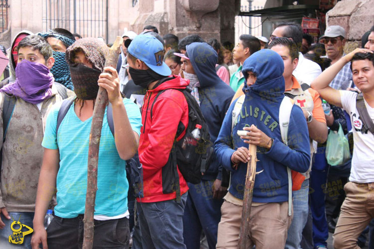 normalistas-palos-encapuchados-marcha-Morelia