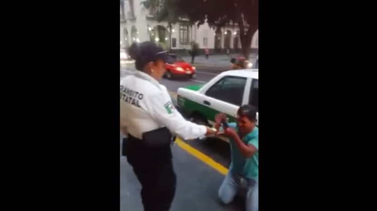 taxista llorando y de rodillas pide a transito que no lo multe