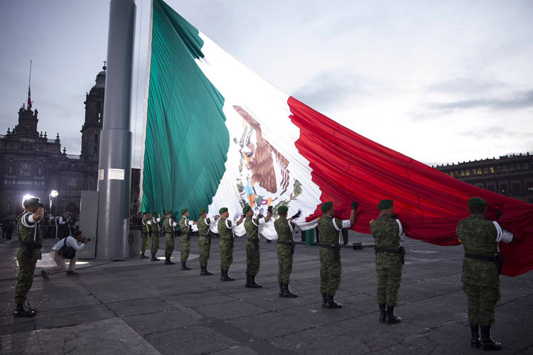 bandera-media-asta-zocalo-sismo1985-2