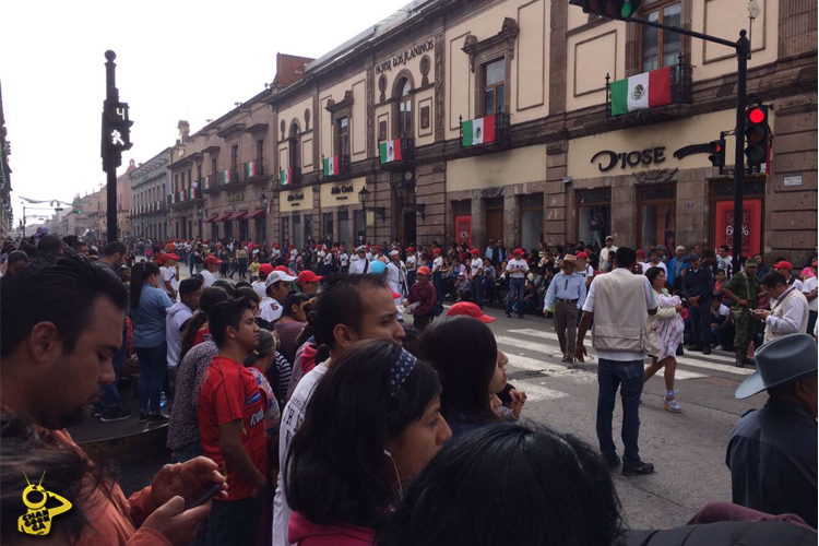 cientos-de-familias-llegan-al-centro-historico-1