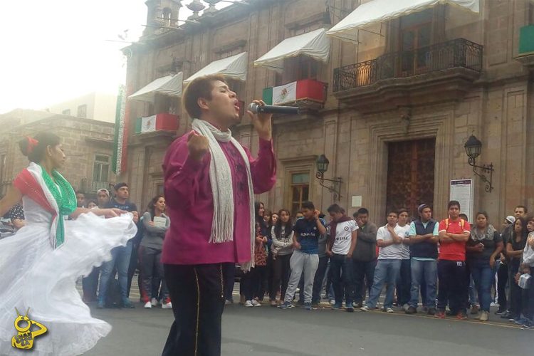 imitador-de-juan-gabriel-estudiantes-cierran-la-madero-para-manifestarse-1