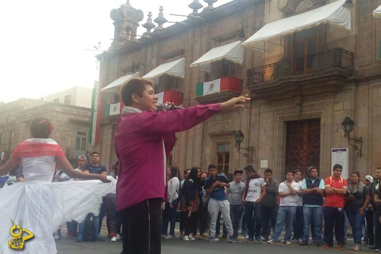 imitador-de-juan-gabriel-estudiantes-cierran-la-madero-para-manifestarse-3