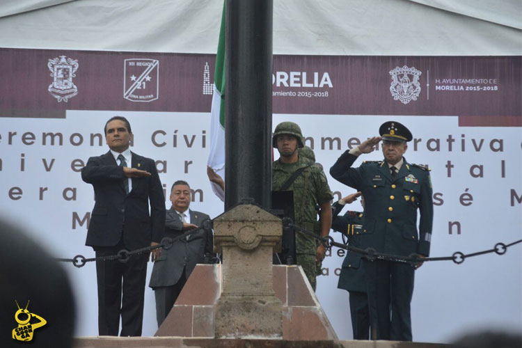 silvano-aureoles-y-felipe-gurrola-honores-a-la-bandera