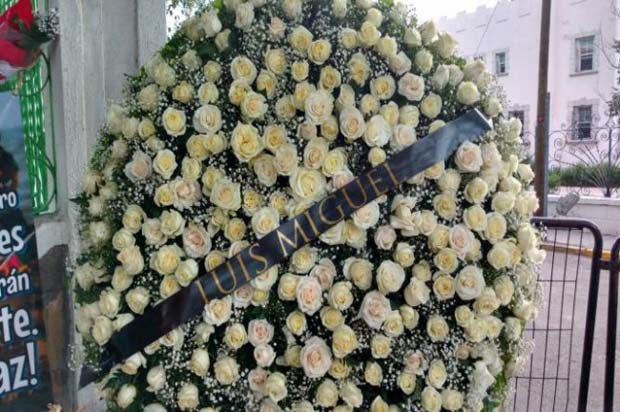 corona de flores Juan Gabriel Luis Miguel