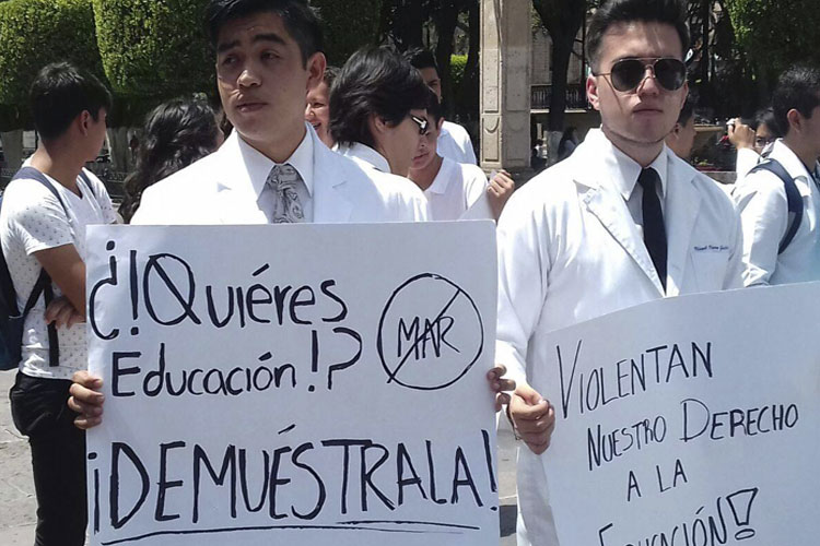estudiantes-de-Medicina-se-manifiestan-en-Morelia