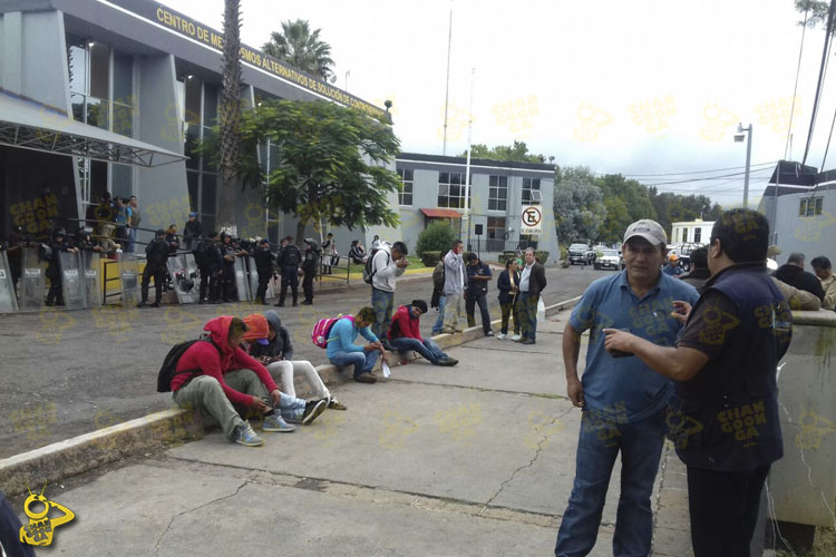 normalistas-en-la-pgj-procuraduria-michoacan