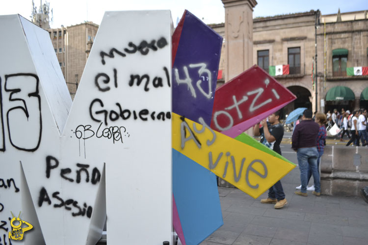 normalistas-grafitean-palabras-turisticas-morelia-michoacan-10