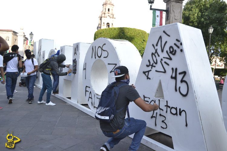 normalistas-grafitean-palabras-turisticas-morelia-michoacan-3