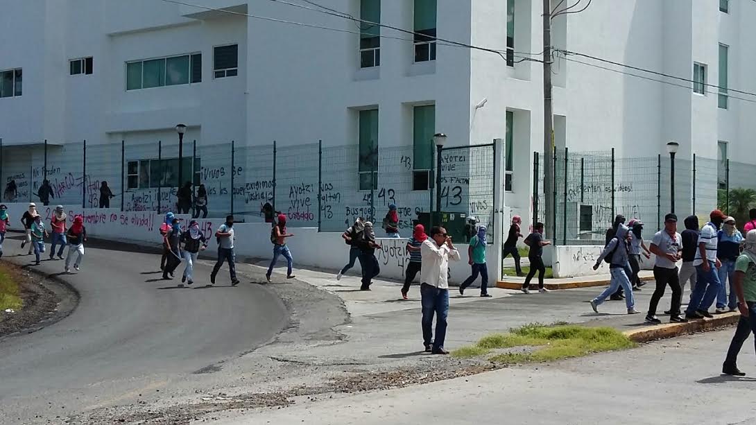 pandalizan-palacio-municipal-iguala-ayotzinapa-3