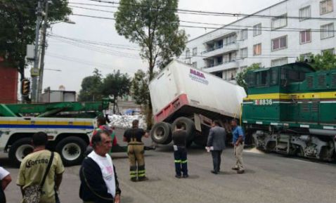 áiler choca con tren cdmx