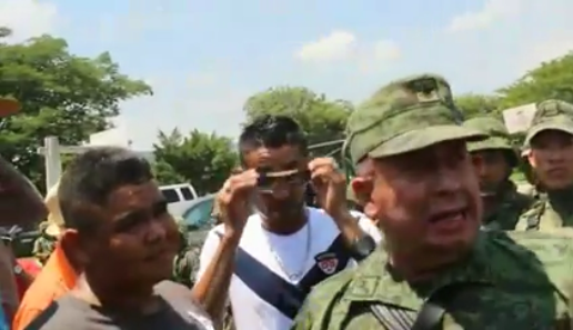 video habitantes de tepalcatepec confrontan al general gurrola