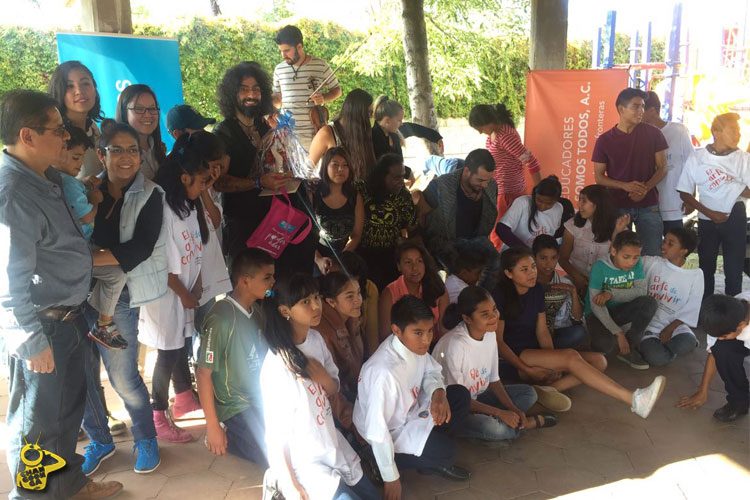 el-violinista-internacional-ara-malikian-convivio-con-los-ninos-de-la-aldea-en-morelia