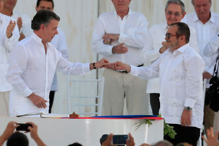 juan-manuel-santos-firma-farc-colombia