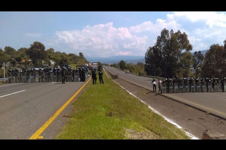 libera-ssp-circulacion-en-la-carretera-morelia-patzcuaro-1
