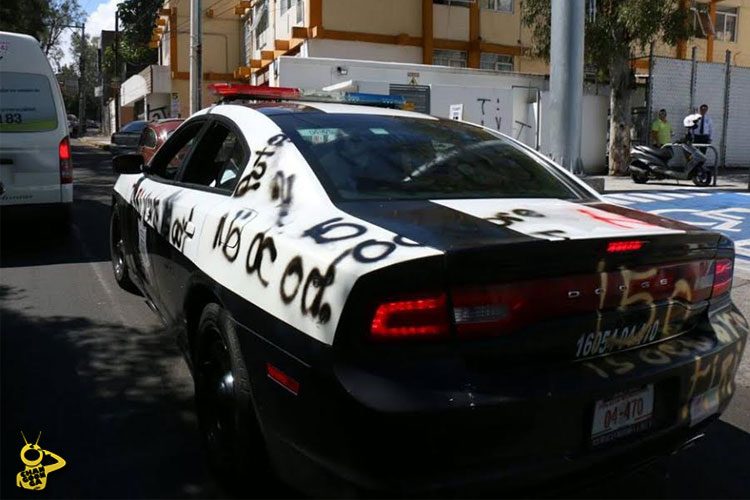 se-enfrentan-federales-y-normalistas-por-pintas-en-patrullas-11