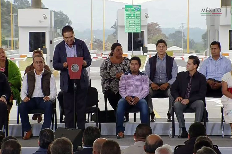 silvano-aureoles-y-pena-nieto-autopista