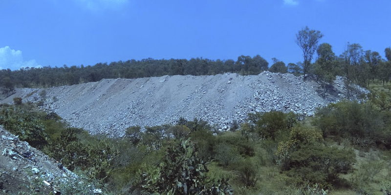 constructora-tira-escombro-en-mil-cumbres