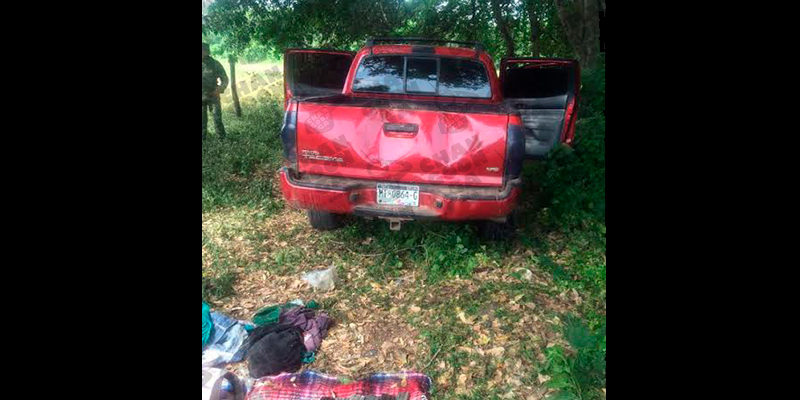 abandonan-camioneta-con-cargadores-en-la-rivera-del-balsas-1