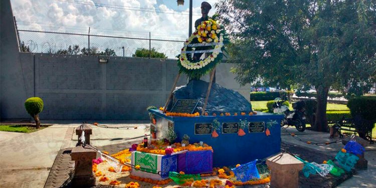 con-ofrenda-rinden-honores-a-los-policias-caidos