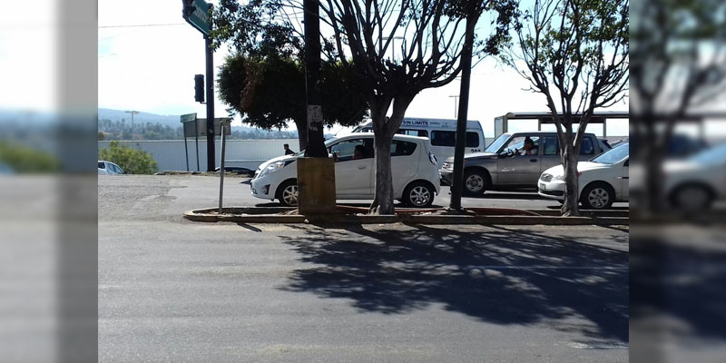 denunciamesta-carro-en-paso-peatonal-2