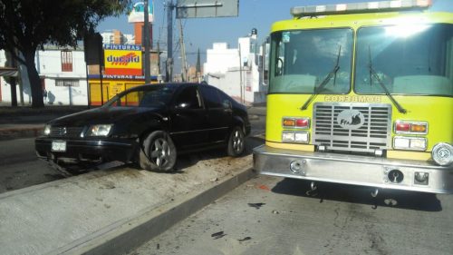 Un automóvil se trepó a un camellón en el Libramiento Revolución, sin que se registraran víctimas que lamentar, únicamente daños materiales. Trascendió que el accidente fue durante la mañana de este sábado, a la altura de las instalaciones del Pollo Costeño, muy cerca del distribuidor vial de la salida a Charo. Al sitio acudieron los Bomberos Morelia para atender la emergencia.  El automotor siniestrado es uno de la marca Volkswagen Jetta, de color negro, con placas de circulación PFN-184-B de esta entidad federativa. El chofer resultó ileso y del asunto se hicieron cargo de emprender los peritajes conducentes los elementos de Tránsito. Al final una grúa remolcó el coche dañado a un corralón.