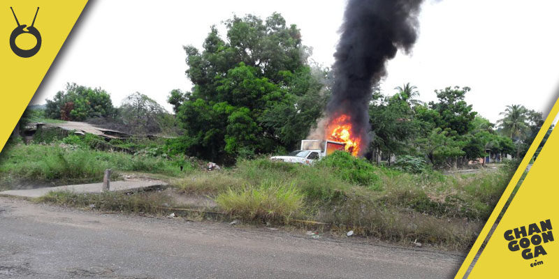incendio-vehiculo-lazaro-cardenas-normalistas-3