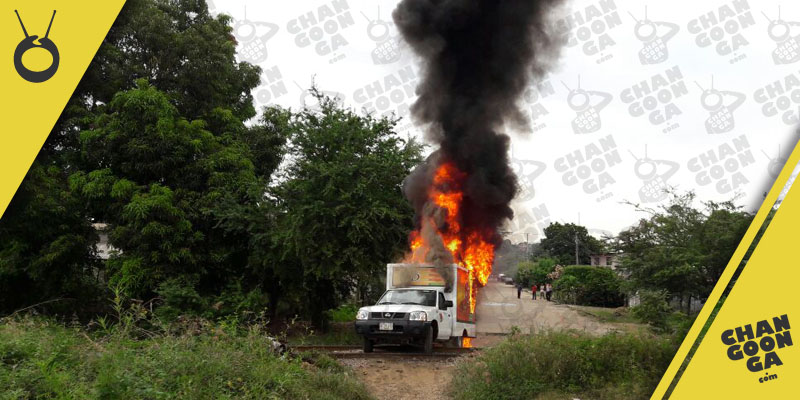 incendio-vehiculo-lazaro-cardenas-normalistas