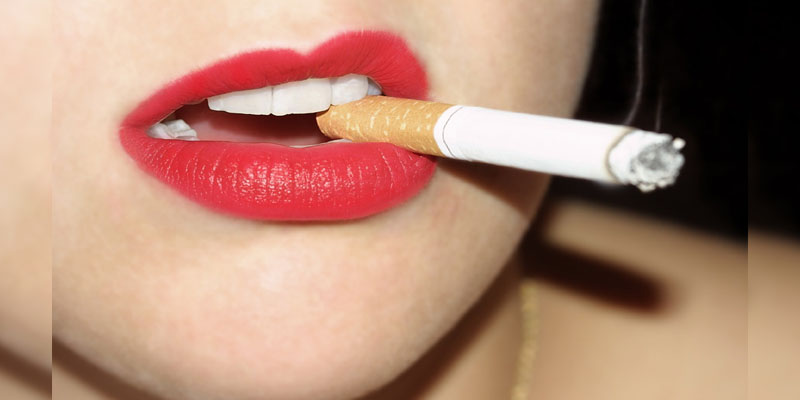 mujer-fumando