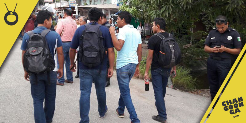 normalistas-y-policia-lazaro-cardenas-5