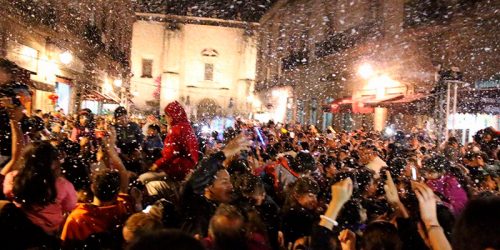 caravana-navidena-y-espectaculo-frente-a-catedral