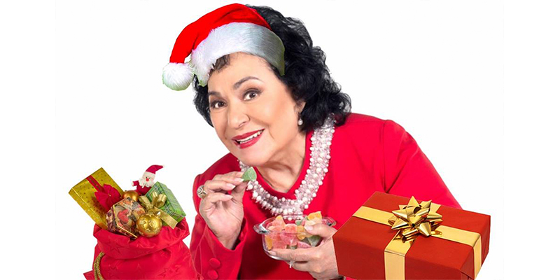 Carmelita-Salinas-De-Esplendida-Dando-Ropa-Como-Regalo-Navideño-A-Reporteros