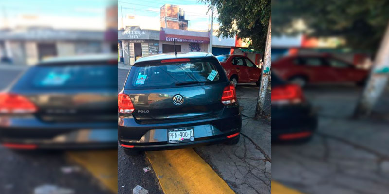denunciamesta-carro-estacionado-en-banqueta
