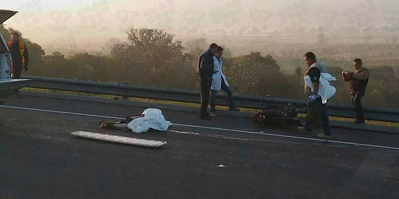 motociclista-muere-atropellado-en-el-libramiento-de-tiripetio