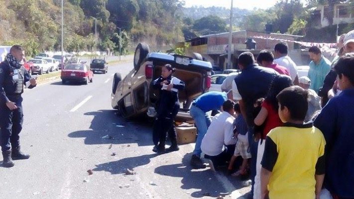 tras-chocar-contra-camioneta-que-posteriormente-volco-en-zitacuaro